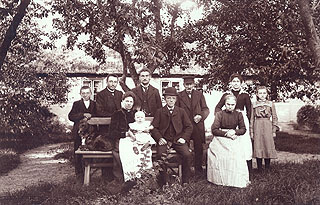Familien fotograferet i haven på Vendalsgård 1904.