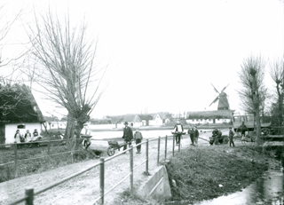 Højbro set fra Møllevej omkring 1905-10. Læg mærke til bækken med de mange træbroer i højre side.