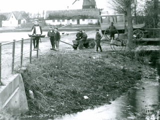 I højre side ses postvognen på sin daglige tur fra Tåstrup til Karlslunde.  Foto: omkring 1905-10